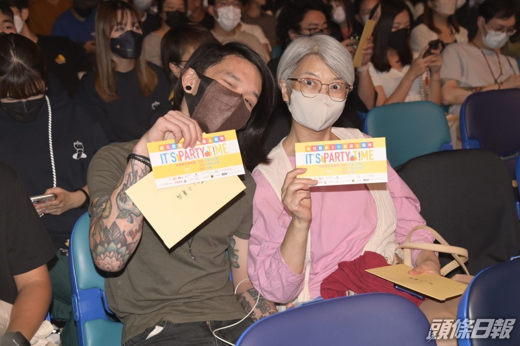 陳敏兒與兒子捧場。